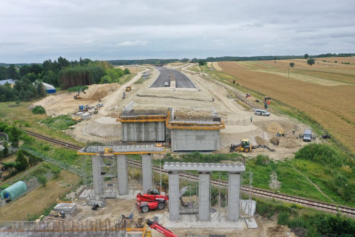 Budowa drogi ekspresowej S17 na odcinku Tomaszów Lubelski Południe – Hrebenne zbliża się do półmetka.