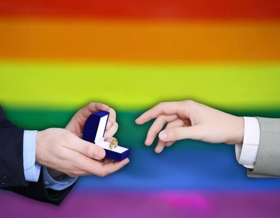 Decyzja Naczelnego Sądu Administracyjnego daje nadzieję parom jednopłciowym, ale wciąż nie rozwiązuje ich codziennych problemów prawnych w Polsce.