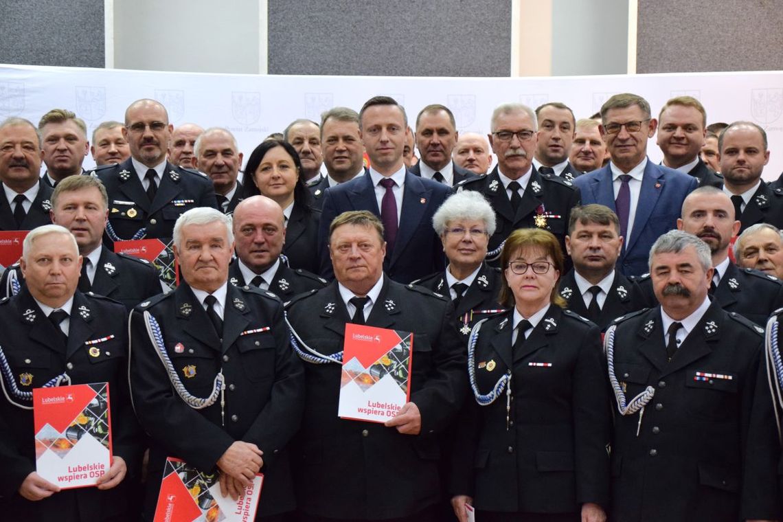 Druhowie Ochotniczych Straży Pożarnych z terenu powiatu zamojskiego odebrali 18 marca dotacje na łączną kwotę 1,5 mln zł z konkursu „Lubelskie wspiera OSP”.