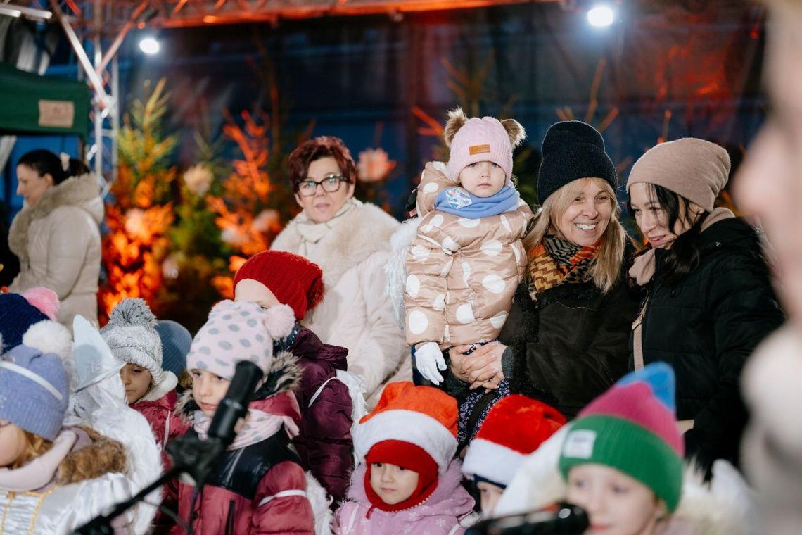 Pomysł na miejską Wigilię powstał z inicjatywy zamojskiej restauratorki, śp. Małgorzaty Czerniak 21 grudnia na Rynku Wielkim odbyła się 18. Wigilia Mieszkańców „Bądźmy wszyscy razem”.