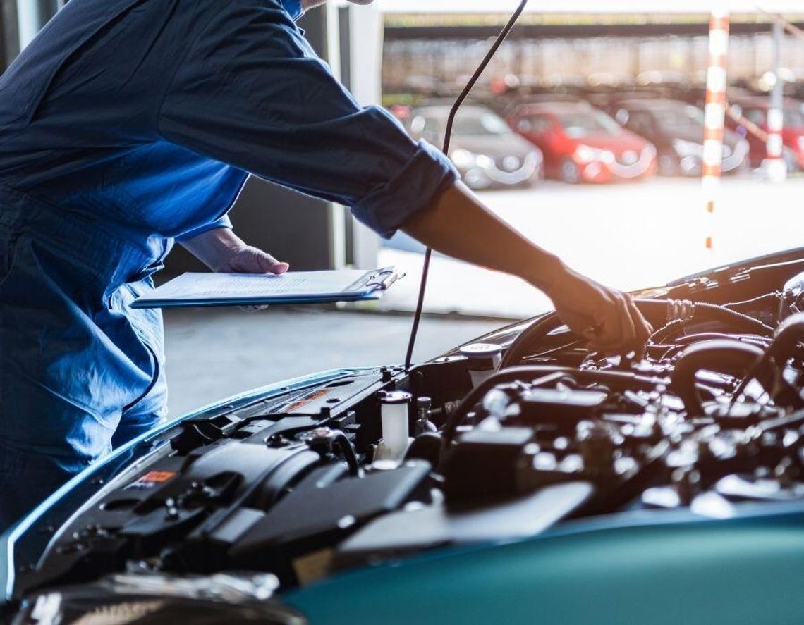 Ponad 10 tys. zł, a chętnych wciąż brakuje. Mechanicy na wagę złota Rynek pokazuje jednak wyraźnie jedno: dobry mechanik jest dziś pracownikiem, którego trudno zastąpić.