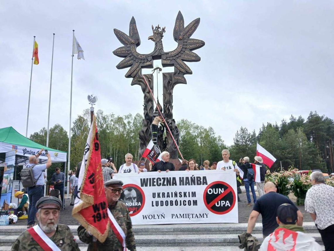 Odsłonięcie pomnika Rzeź Wołyńska w Domostawie.