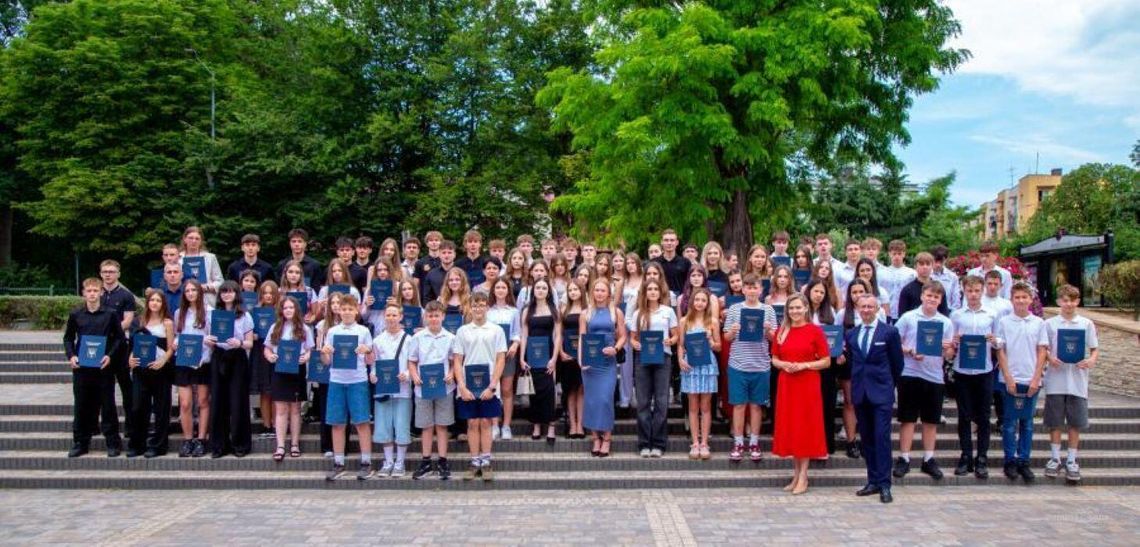 W tym roku szczególne wyróżnienia otrzymało 108 uczniów szkół podstawowych i ponadpodstawowych w Hrubieszowie.
