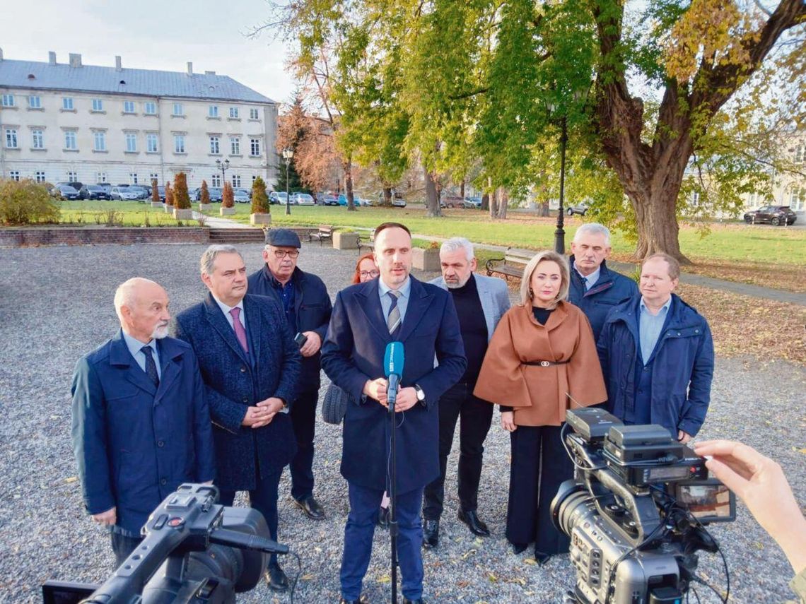 Posłowie PiS chcą dla Zamościa 20 milionów. Na Pałac Zamoyskich i brakujące trybuny na stadionie Konferencja prasowa posła Janusza Kowalskiego przed Pałacem Zamoyskich.