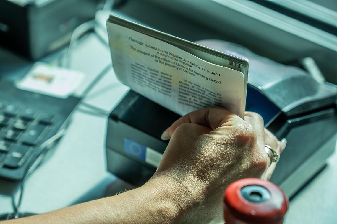 Poszukiwany czerwoną notą Interpolu wpadł podczas odprawy granicznej Rutynowa kontrola paszportowa w kolejowym przejściu granicznym w Dorohusku zakończyła się zatrzymaniem 45-letniego obywatela Ukrainy.