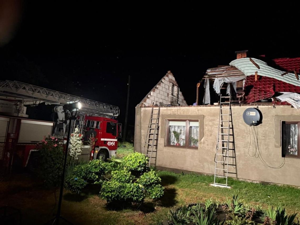 Potężna burza w powiecie hrubieszowskim. Wiatr zrywał dachy i przewracał drzewa [ZDJĘCIA]