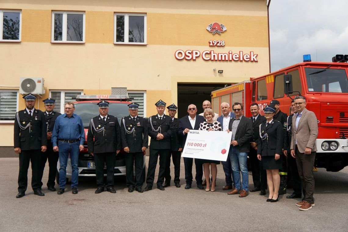 Pow. biłgorajski: OSP odbudują zniszczony sprzęt Przekazanie symbolicznego czeku.