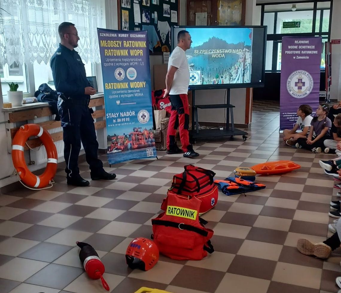 pow. biłgorajskim: Policjanci i ratownik WOPR uczą dzieci, jak bezpiecznie spędzić wakacje