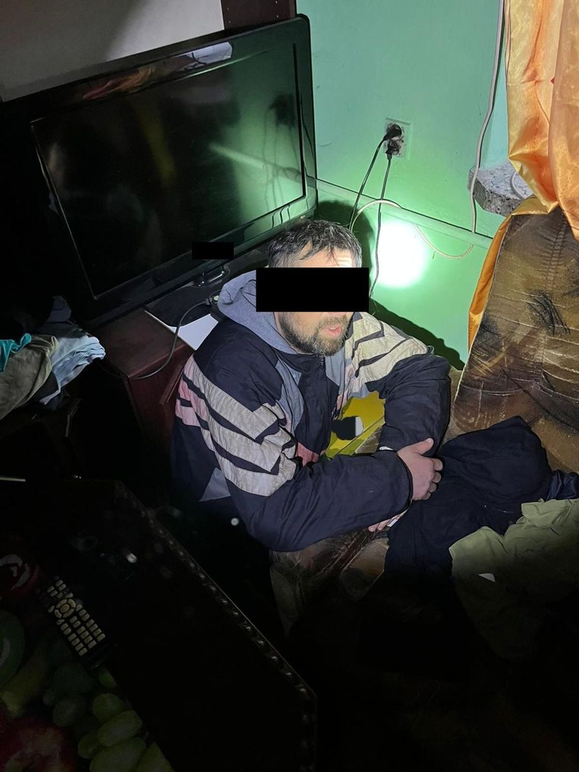 Lubelskie: Zaginął w marcu, odnalazł się... za fotelem Jak się okazało, był to poszukiwany od marca 38-letni mieszkaniec gminy Siemień, który przez kilka miesięcy ukrywał się przed rodziną w pobliskim lesie.