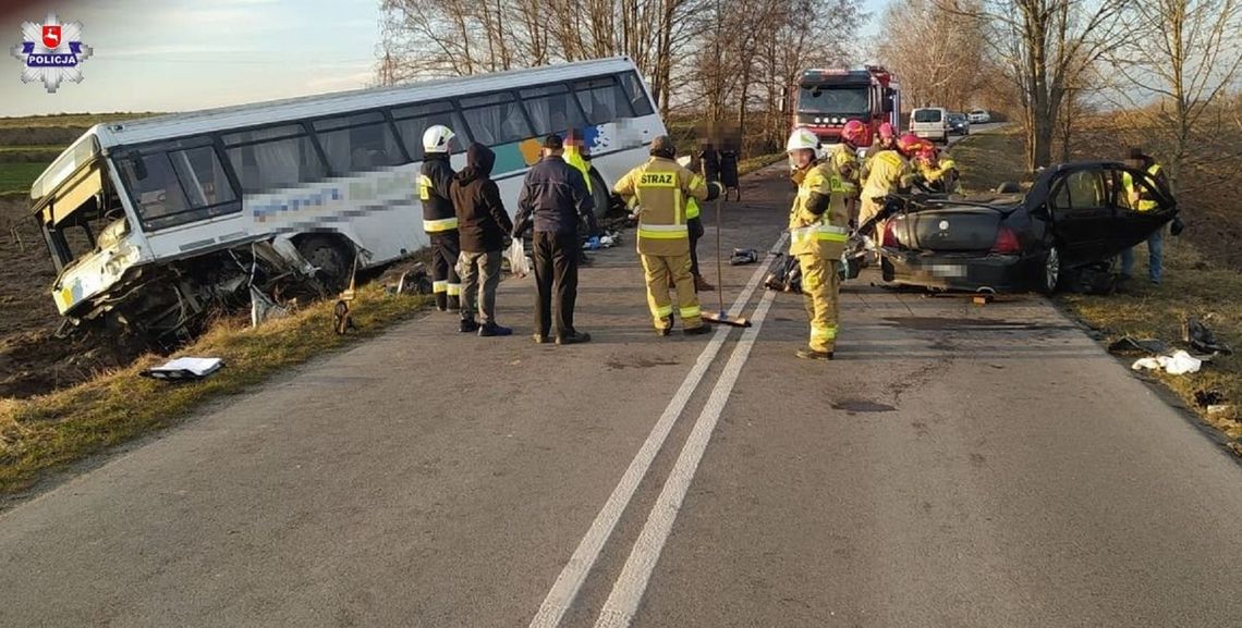 Pow. zamojski: W Zalesiu kierowca osobówki uderzył w szkolny autobus. Nie żyje 29-latek [ZDJĘCIA]