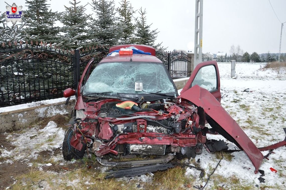 Poważny wypadek w Wólce Wieprzeckiej. Renault zderzył się z ciężarówką