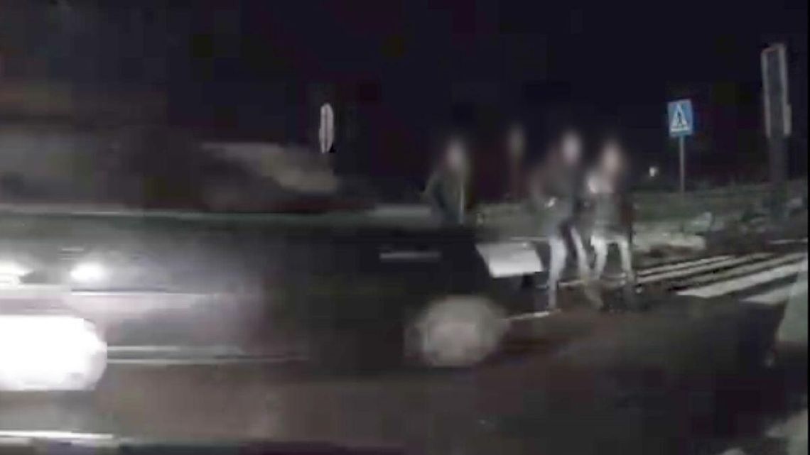 Przez przejście dla pieszych przy cmentarzu w Józefowie przechodziły trzy osoby. 67-latkę z gminy Józefów potrącił samochód, a kierowca odjechał z miejsca wypadku. Niedługo potem na komisariat zgłosiła się 40-latka i przyznała, że to ona kierowała tym Oplem.