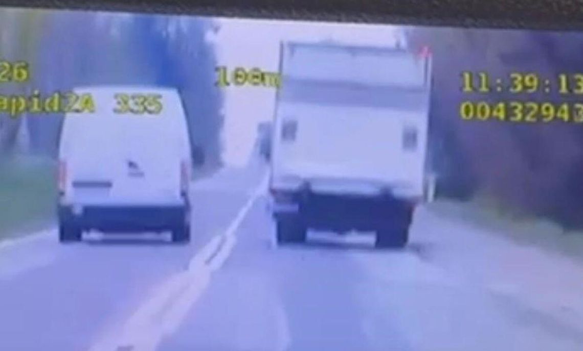 W Mojsławicach (gmina Uchanie) 21-latek z Ukrainy wyprzedzał na skrzyżowaniu ciężarówkę. Kara: 1 tys. zł mandatu i 10 punktów karnych dopisanych do konta kierowcy. .