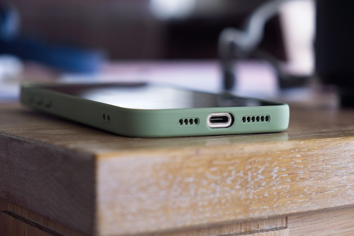 57-latka z powiatu tomaszowskiego w poprzednim tygodniu odebrała połączenie od oszusta podającego się za policjanta z tomaszowskiej komendy.