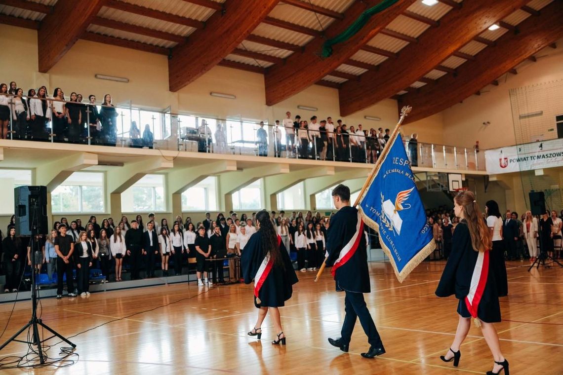 W roku szkolnym 2026/2027 w powiecie tomaszowskim do matury przygotowuje się 608 uczniów. Na zdjęciu uroczyste rozpoczęcie roku szkolnego w II LO w Tomaszowie Lubelskim.