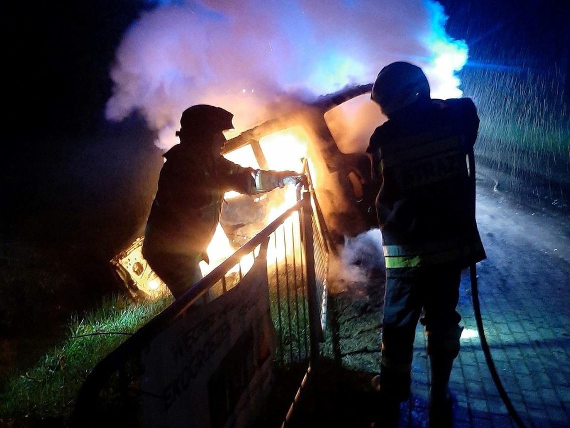 Strażacy gaszą płonące subaru w Żulicach (powiat Tomaszów Lubelski).