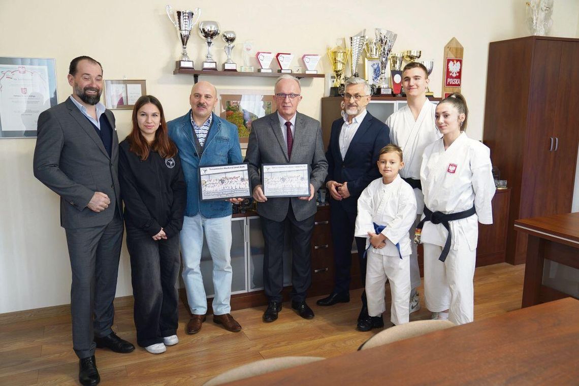 Zawodnicy Tomaszowskiej Akademii Sztuk Walki w ubiegłym tygodniu osobiście podziękowali władzom powiatu tomaszowskiego za wsparcie finansowe udzielone w 2024 roku. W tym także je dostaną.