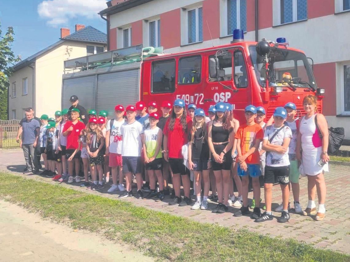 Dzieci podczas wakacyjnych zajęć i zabaw ze strażakami z powiatu tomaszowskiego.