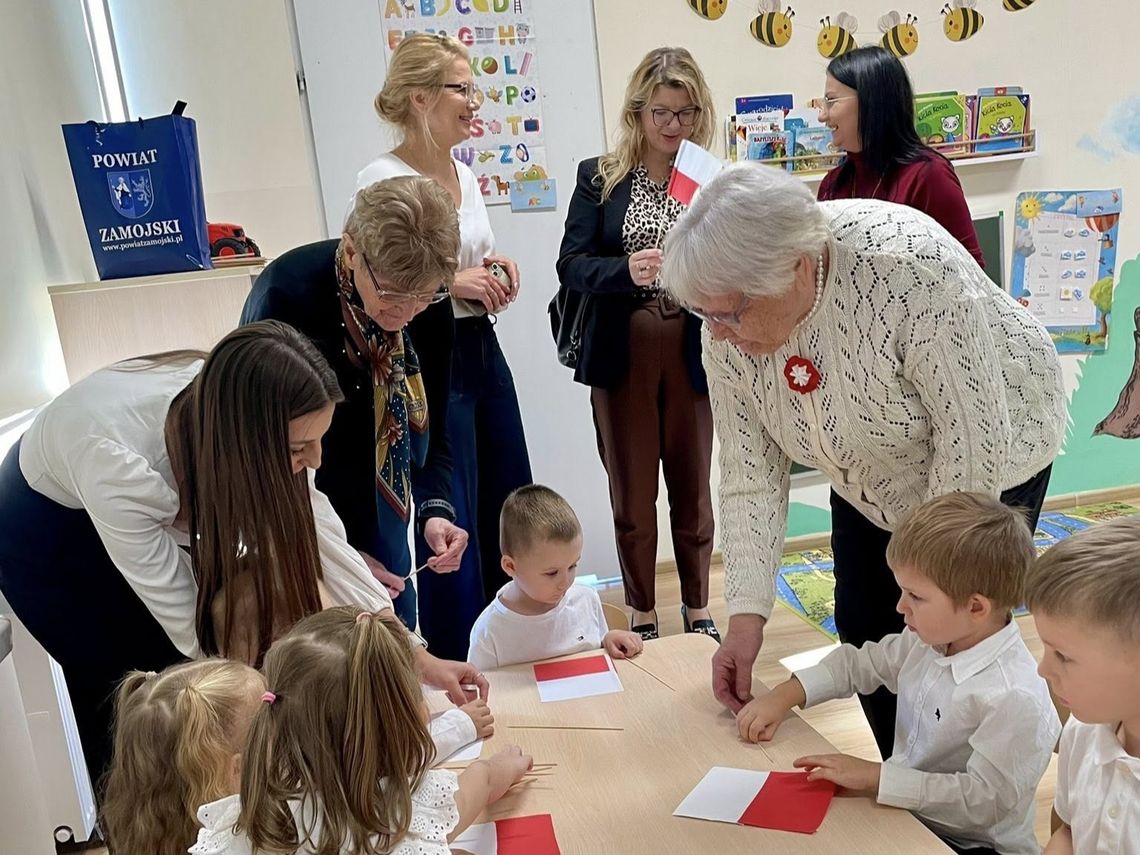 Powiat zamojski: 107 flag na 107. rocznicę odzyskania niepodległości Akcja Sto siedem na Sto siedem - edycja 2025 w powiecie zamojskim.