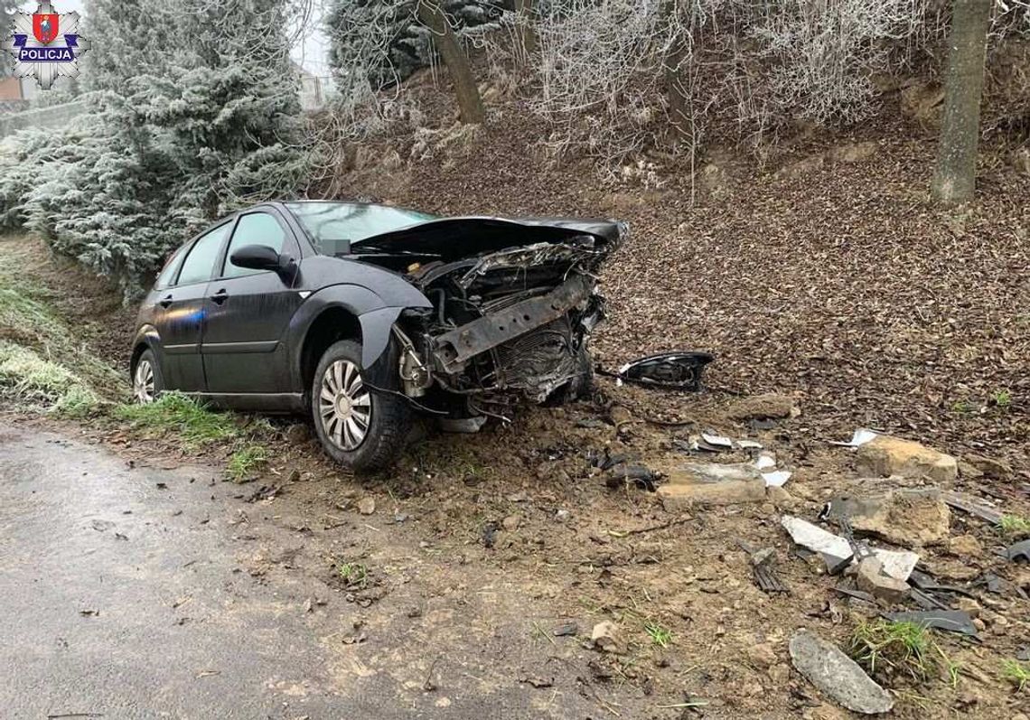 Rozbity ford na miejscu wypadku w Krasnem koło Zamościa.