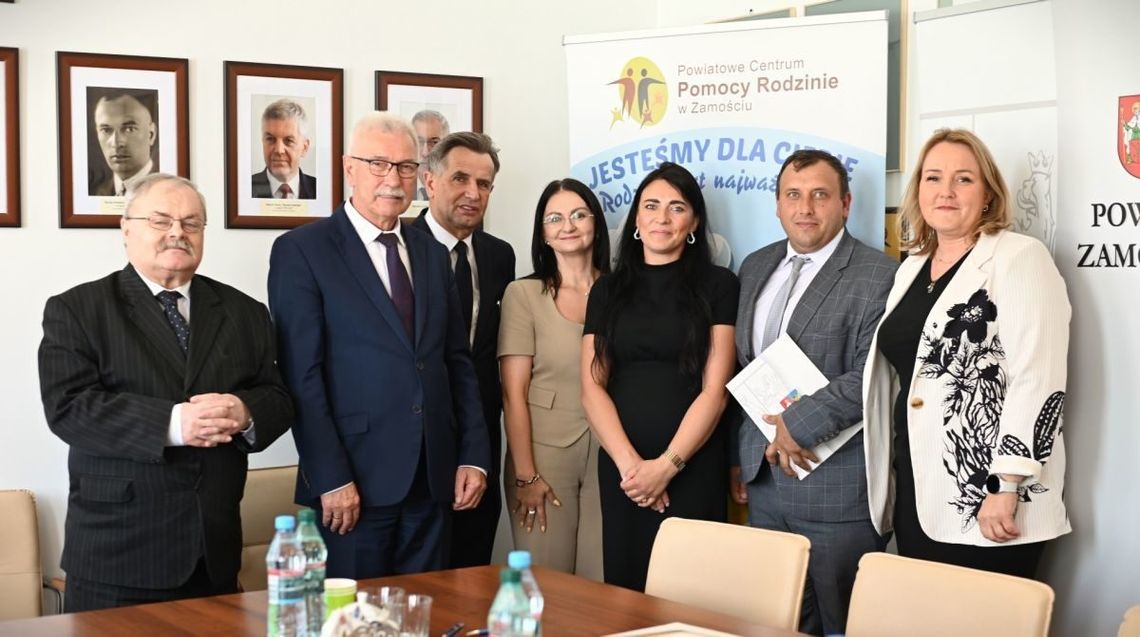 Powiat zamojski z prawie 1 mln zł na likwidację barier dla niepełnosprawnych Umowy podpisali starosta zamojski Stanisław Grześko, wicestarosta Krzysztof Rusztyn i skarbnik powiatu Marek Seroka. Łączna wartość wsparcia wynosi 967 tys. zł.