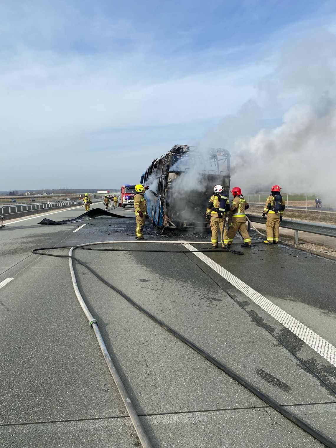 7 marca po godz. 9 na autostradzie A w okolicy węzła Siedlce Zachód zapalił się autokar. Podróżowało nim 48 osób.