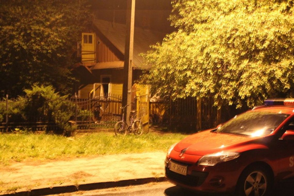 Pożar w Hrubieszowie. Strażacy wyprowadzili mężczyznę z płonącego mieszkania 