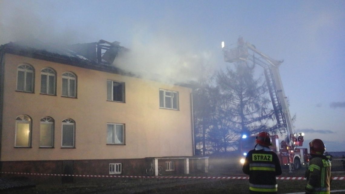 Pożar w Stawie Noakowskim. Dach się spalił i zawalił