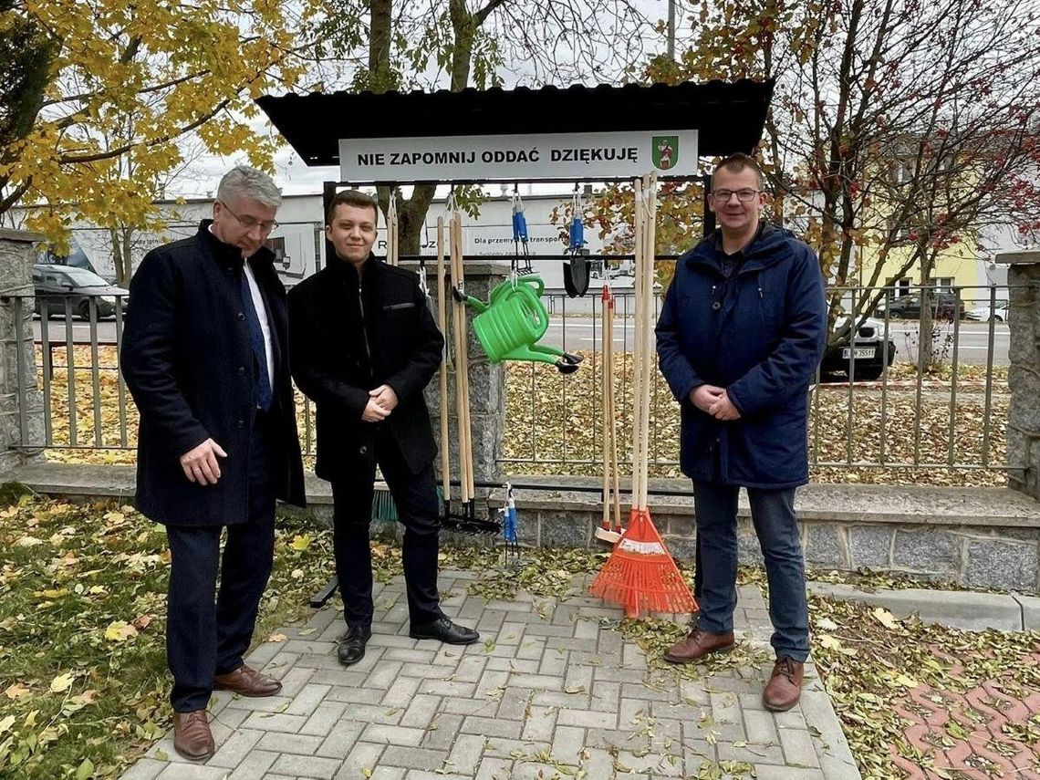 Wypożyczalnia sprzętu do porządkowania grobów na cmentarzu komunalnym w Tomaszowie Lubelskim.