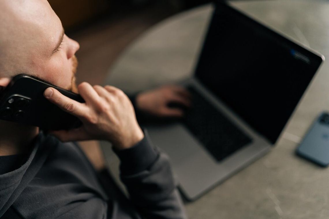 Atrakcyjne zarobki, praca zdalna i błyskawiczny proces rekrutacji – to, co brzmi jak okazja życia, coraz częściej okazuje się perfidną pułapką cyberprzestępców.