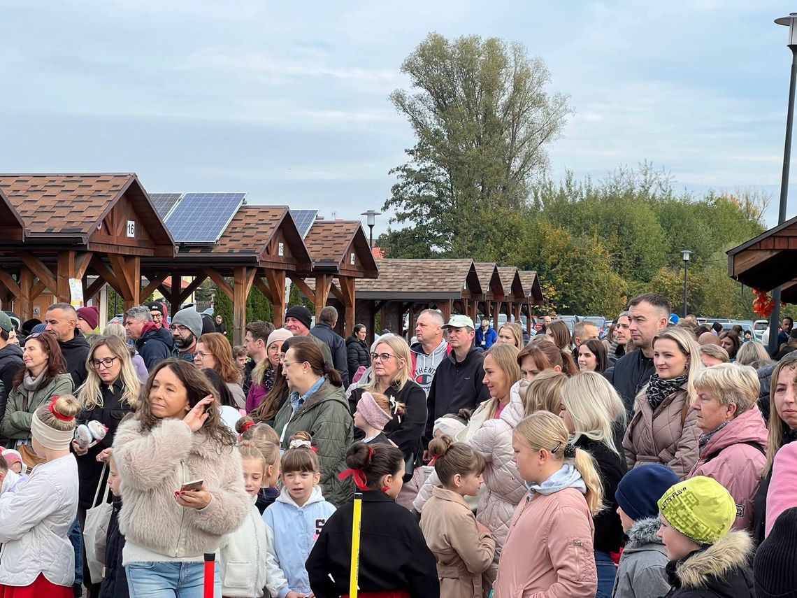 Tłumy na targowisku w Biłgoraju wsparły 7-letnią Kaję w zbiórce na leczenie i rehabilitację.