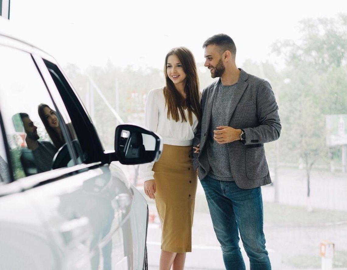 W Polsce lawinowo rośnie sprzedaż niemal nowych aut.