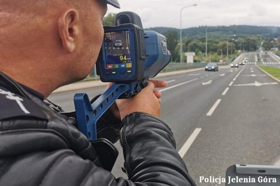 Zabieranie prawa jazdy za przekroczenie prędkości o ponad 50 km/h także w obszarze niezabudowanym. To nowy pomysł na karanie kierowców.