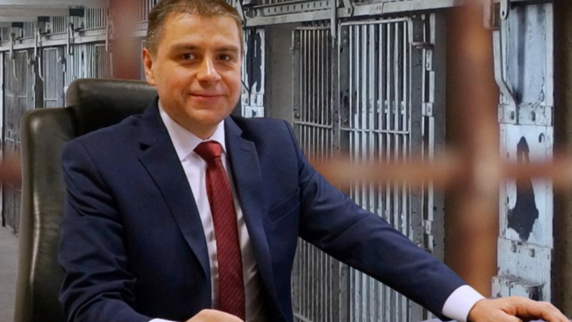 Prezydent miasta trafi za kratki. "Za to, że umożliwiłem dzieciom korzystanie z boiska" „To już pewne! 7 kwietnia stawię się przy bramie Zakładu Karnego w Opolu Lubelskim, gdzie odbędę karę pięciu dni aresztu. Za co? Za to, że umożliwiłem naszym dzieciom korzystanie z boiska Orlik przy SP4” – napisał.