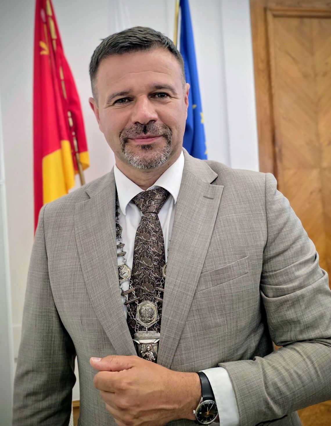 Prezydent Zamościa z podwyżką. Rafał Zwolak zarobi ponad 3 tys. zł więcej Łącznie z dodatkiem specjalnym i stażowym pensja prezydenta Zamościa wyniesie 21 310 zł brutto miesięcznie, czyli Rafał Zwolak będzie zarabiał o ponad 3 tys. zł więcej niż do tej pory.