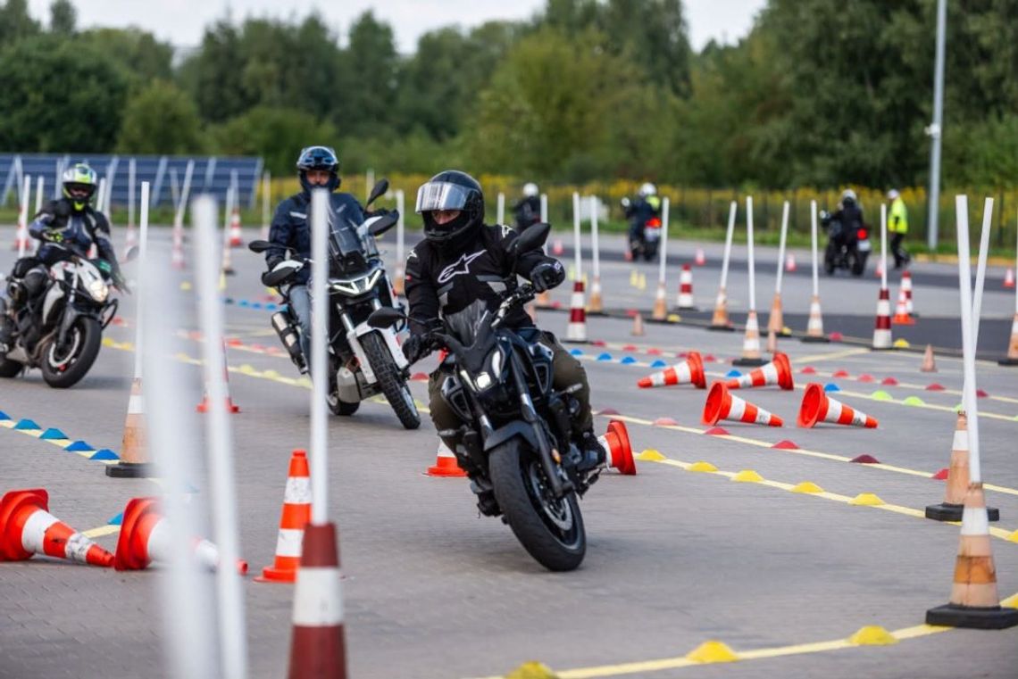 „Kuriozum i esencja absurdu” – związkowcy analizują i komentują zarobki szefów wojewódzkich ośrodków szkolenia kierowców.