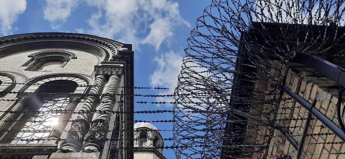 Do zatrzymania uciekinierów doszło jeszcze przed tym, jak mężczyźni dotarli do pasa ochronnego otaczającego teren aresztu.