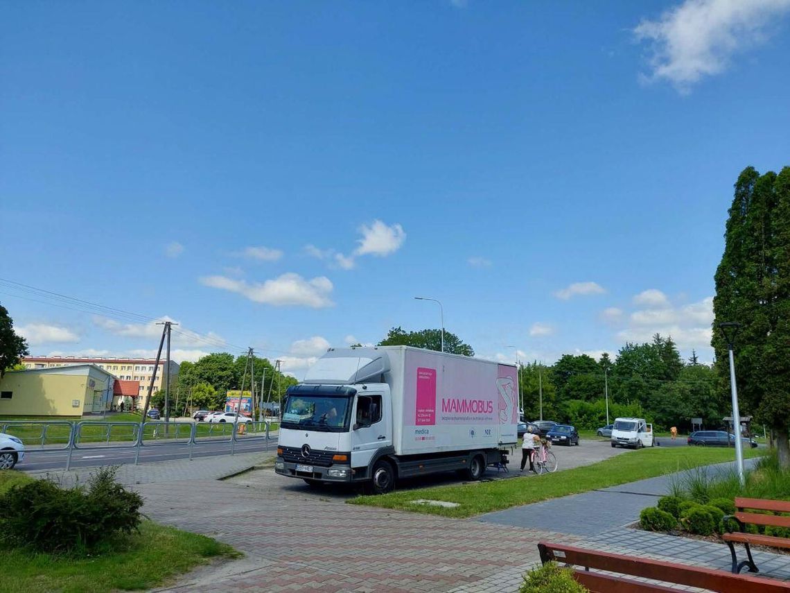 Profilaktyka ratuje życie. Mieszkanki Lubelszczyzny coraz chętniej korzystają z badań Na zdjęciu mammobus w Lubyczy Królewskiej.