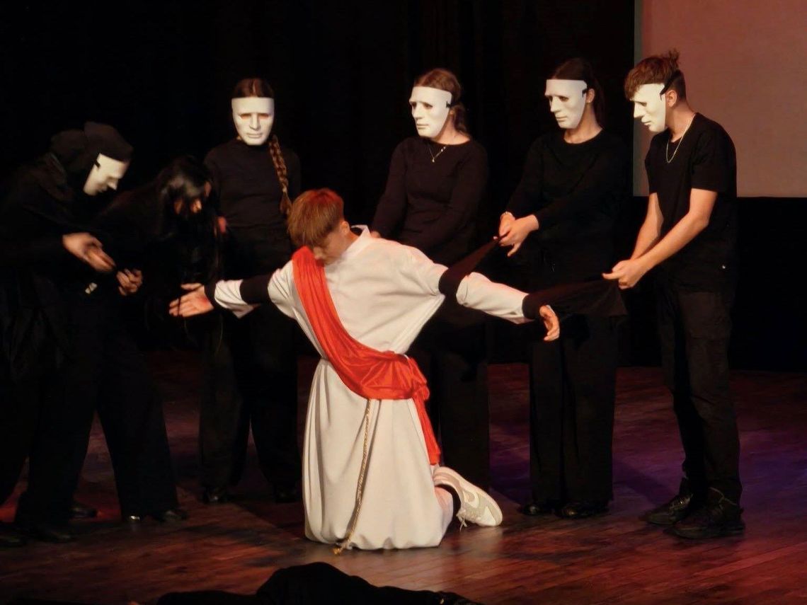 „Prorok Nadziei”. Hrubieszów oddał hołd Janowi Pawłowi II Wzruszające pieśni, refleksyjne teksty i wspomnienia o świętym Janie Pawle II zostały nagrodzone owacjami na stojąco.