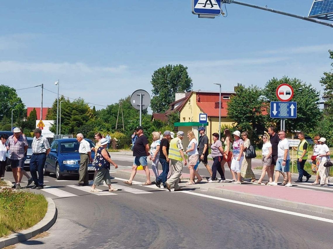 Protest na drodze krajowej nr 74 w Jarosławcu. "NIE dla budowy ronda w środku wsi"