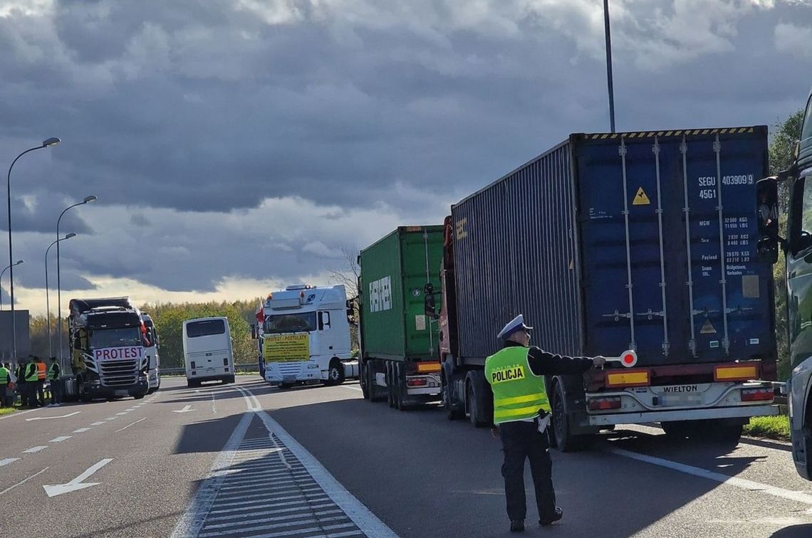 Tomaszowska Policja zabezpiecza protest przewoźników na DK nr 17 w rejonie przejścia granicznego w Hrebennem.