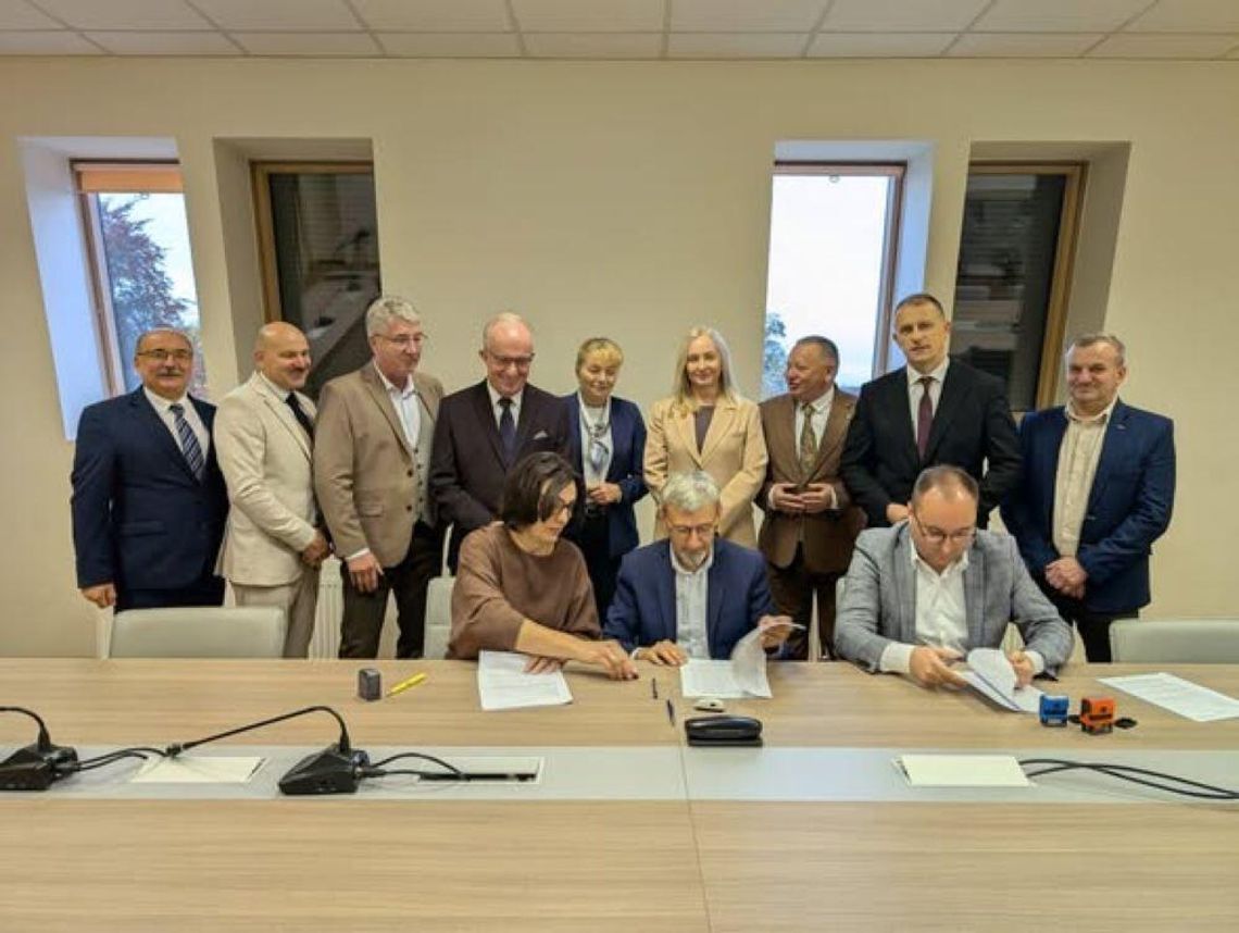 Przebudowa ulicy Rolniczej w Tomaszowie Lubelskim staje się faktem. Umowa podpisana Podpisanie umowy na przebudowę ulicy Rolniczej w Tomaszowie Lubelskim.