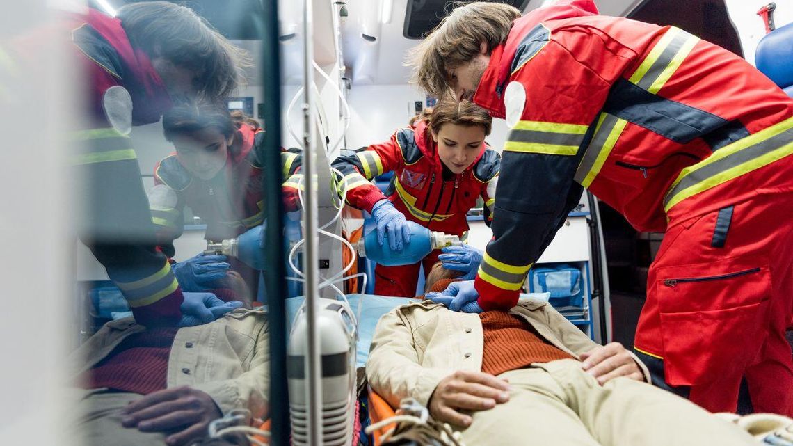 Przerażające liczby. Ratownicy tysiące razy wzywali pomocy sami do siebie Aż 3 tysiące razy w ubiegłym roku ratownicy medyczni wzywali pomocy do samych siebie.
