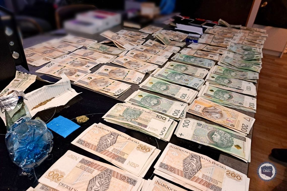 Śledczy dokonali tymczasowego zajęcia mienia przestępców na łączną kwotę ponad 400 tys. złotych. Sprawa jest rozwojowa, niewykluczone są kolejne zatrzymania.