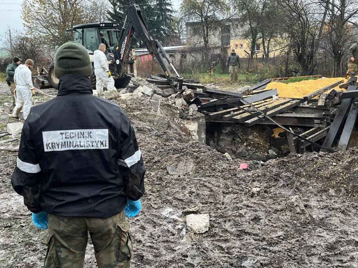 Śledczy pracują na miejscu wybuchu rakiety w Przewodowie.