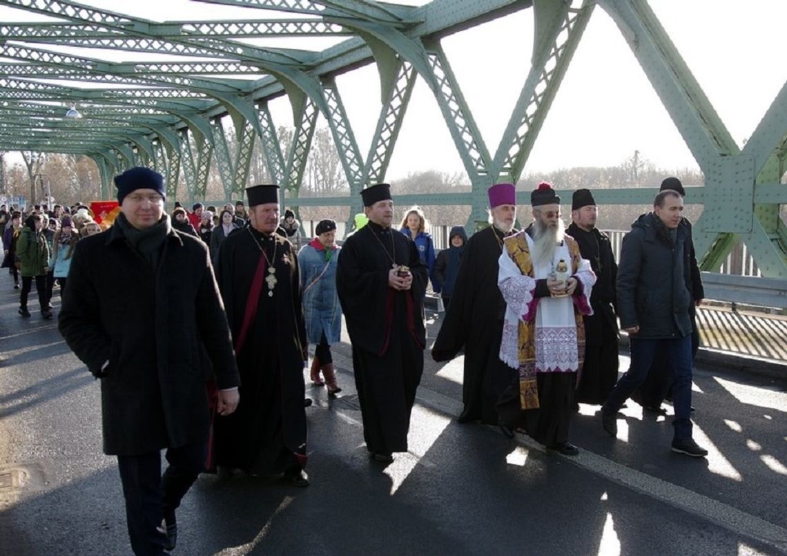 Przez Hrebenne i Zosin na Ukrainę przekazano Betlejemskie Światło Pokoju