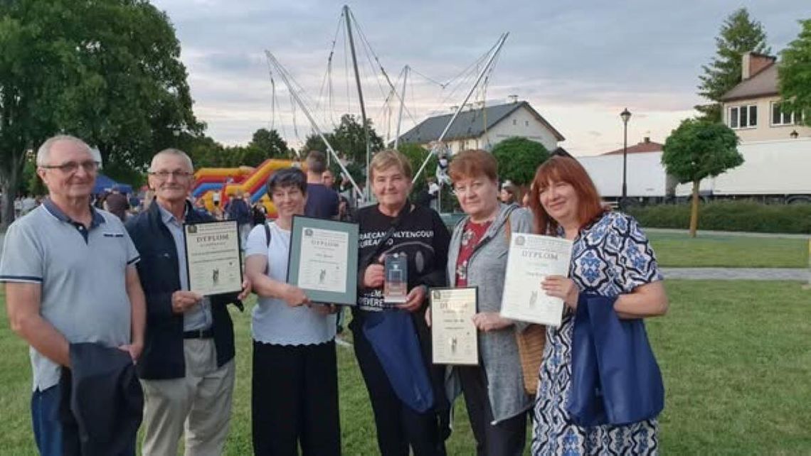 Rabinówka: Robią jedne z najlepszych nalewek. Ich specjalność to śliwkowo-wiśniowa W Narolu mieszkanki gminy Tomaszów Lubelski zostały docenione za nalewki własnej produkcji.