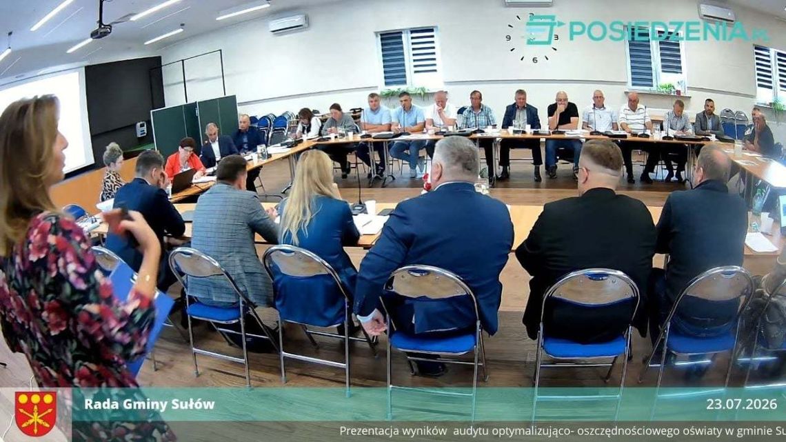 Radni uznali skargę na wójta Sułowa. Spór o rurę z funduszu sołeckiego Temat na stanął na sesji w dniu 23 lipca. 12 z 15 radnych uznało za zasadną skargę na wójta Piotra Kaliszewskiego. Spór dotyczył zakupu rury przepustowej za 1,1 tys. zł, za którą zapłacono z funduszu sołeckiego Tworyczowa.