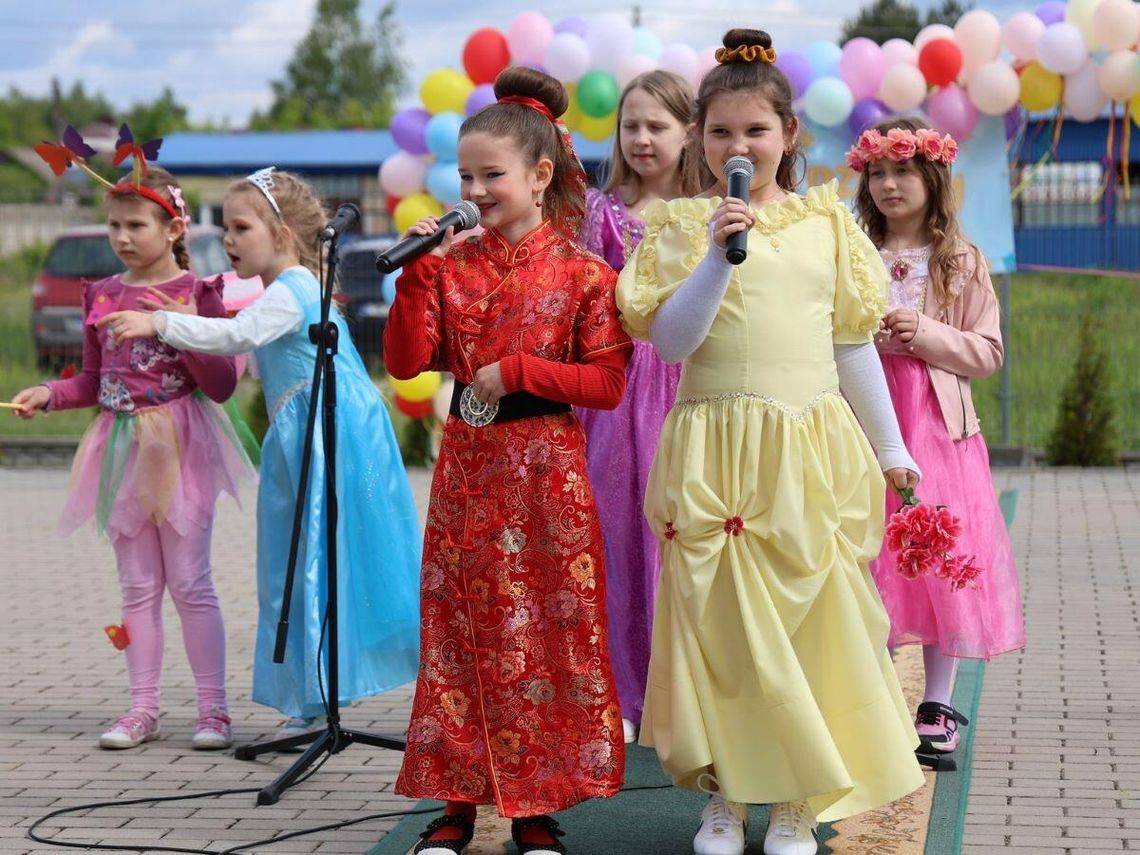 W trakcie Dnia Dziecka w Bełżcu odbył się pokaz mody „Bajkowe Kreacje – Przeciwko Nałogom”, organizowany w ramach konkursu promującego profilaktykę uzależnień.
