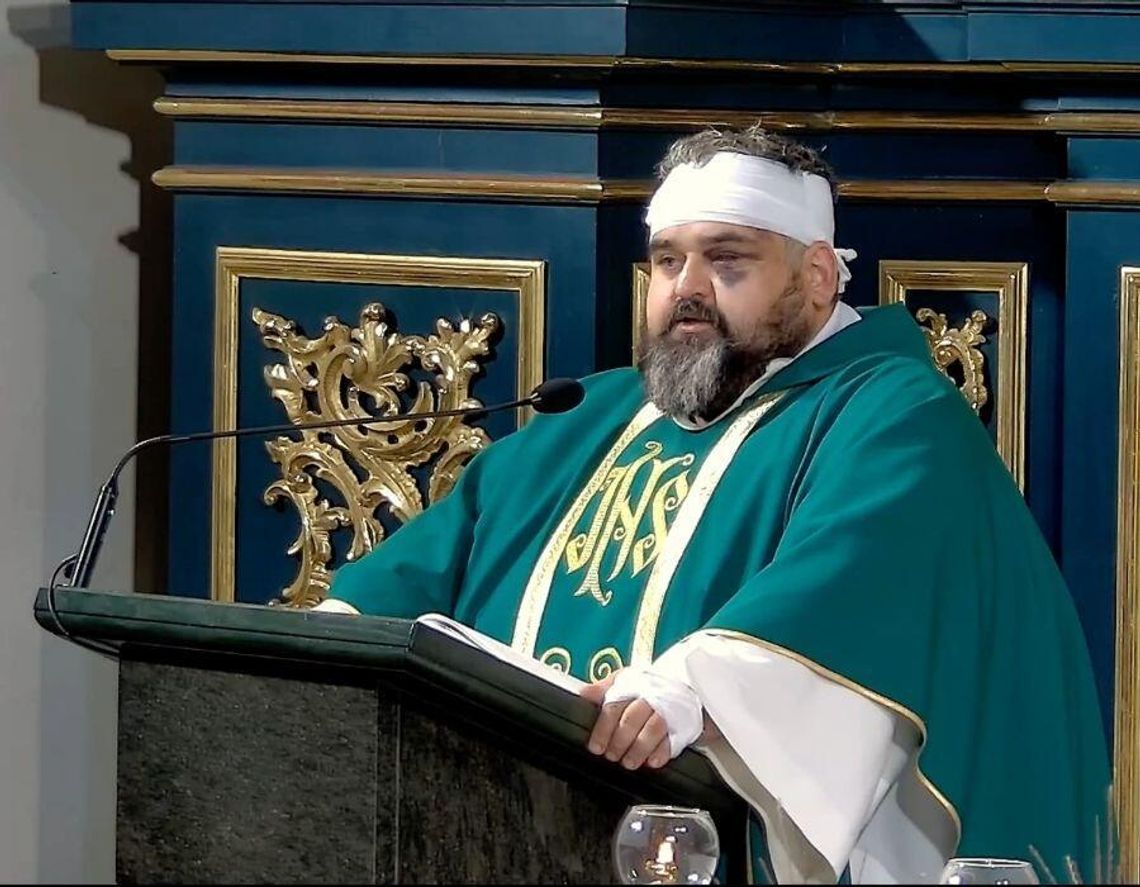 Screen z nagrania homilii ks. Adriana, opublikowanego na kanale Radio FARA na YouTube w materiale „Pierwsza homilia ks. Adriana, zranionego podczas ataku nożownika w Jarosławskim Opactwie”.
